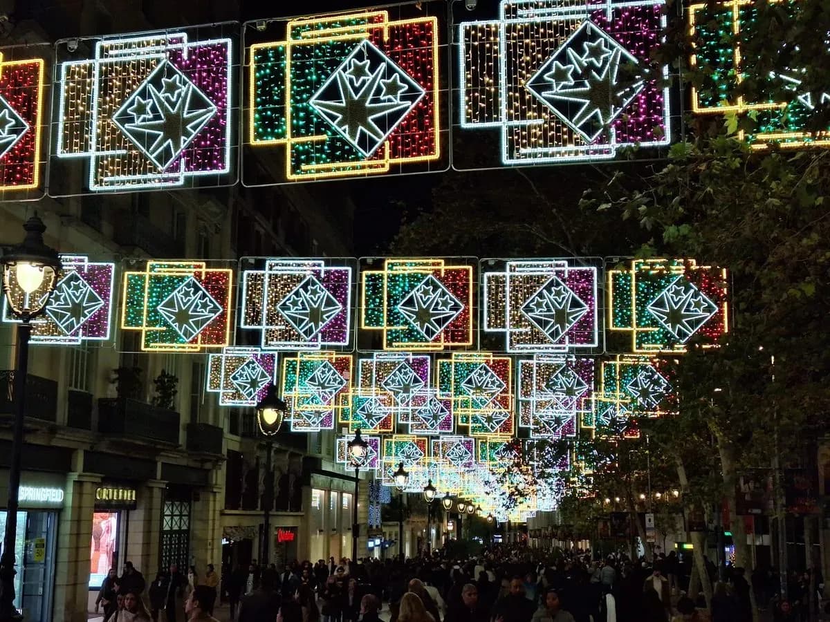 Shopping in Barcelona without dragging your suitcase: Black Friday, Christmas and the January sales near Urquinaona and Passeig de Gràcia