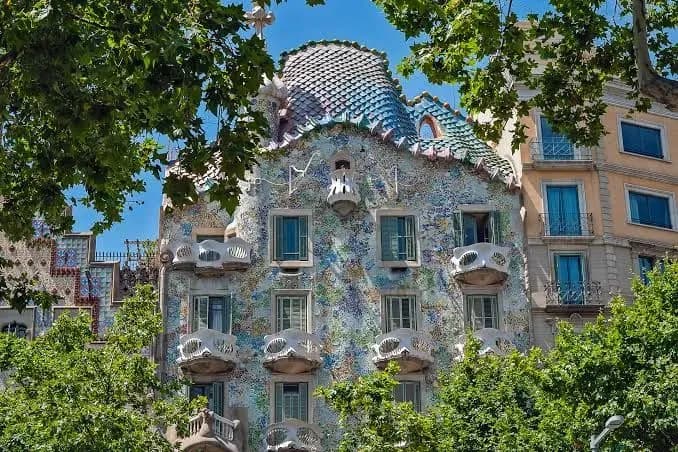 Gepäckaufbewahrung neben Casa Batlló und La Pedrera: wie Sie Gaudís Häuser ohne Koffer besichtigen