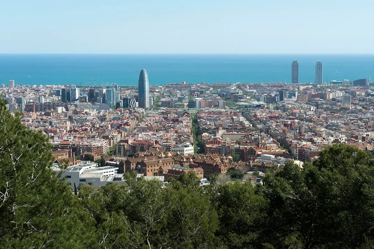 Cosa fare a Barcellona prima del check-in in hotel: guida pratica ora per ora